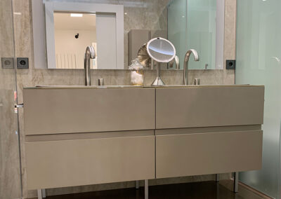 Mueble de baño moderno con doble lavabo encastrado