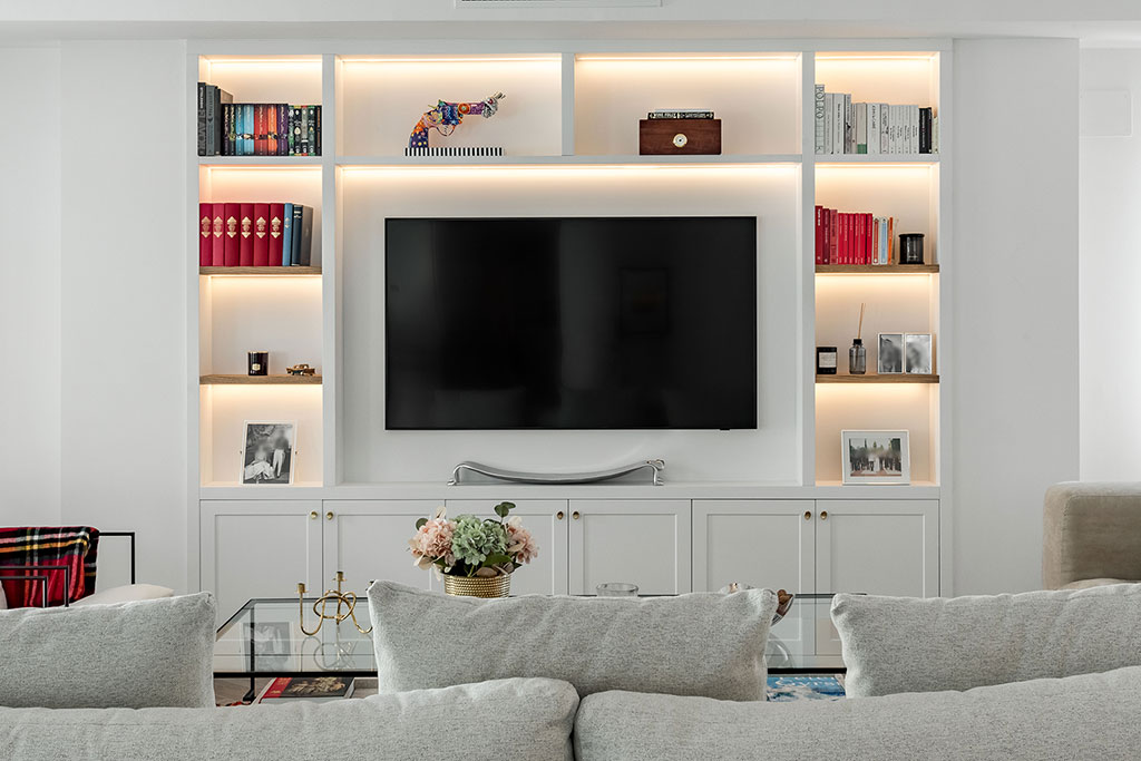 Vista frontal de mueble blanco para salón con tv