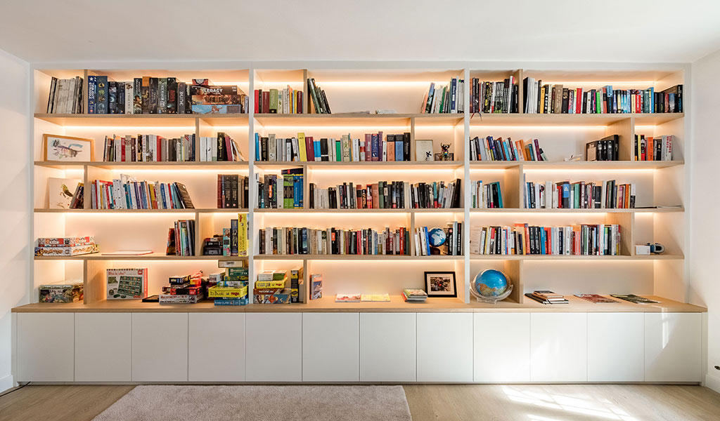 Alzado de la librería combinado blanco y madera de grandes dimiensiones